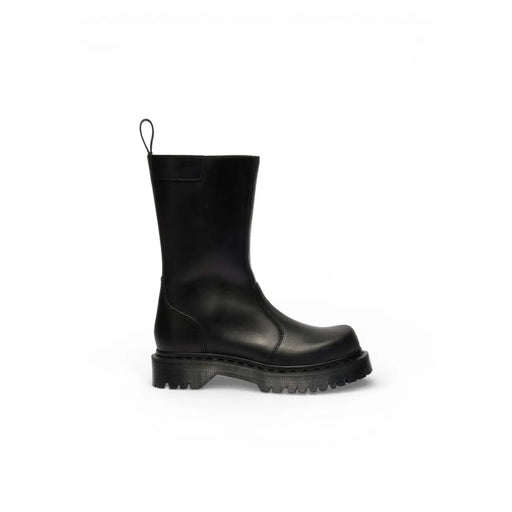 Rückansicht eines schwarzen Dr. Martens Damen-Ankle-Boots aus Leder mit klobiger Gummisohle und Zuglasche.