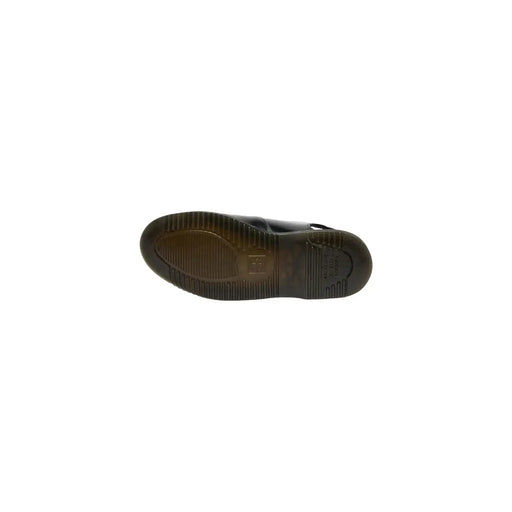 Schwarze Ledersohle mit strukturierter Oberfläche und geprägtem Logo auf der Rückseite der Dr. Martens Damen-Sandalen mit Schnalle.