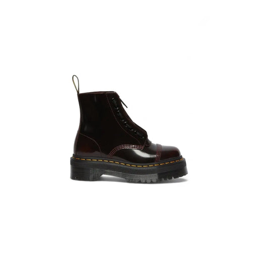 Dunkelrote Dr. Martens Damen-Plateau-Stiefel aus Lackleder, von hinten gesehen