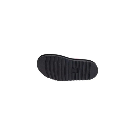 Schwarze Gummisohle mit geripptem Profil und kleinem Logo auf rosafarbenen Dr. Martens Voss II Damen-Sandalen aus Leder mit Schnalle