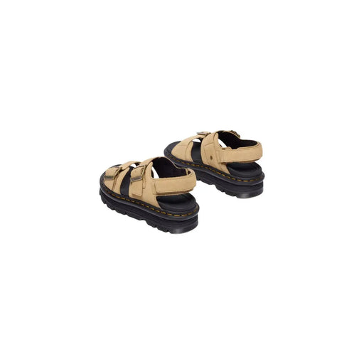 Dr. Martens Damen-Sandalen aus hellbraunem Leder mit Schnalle, schwarzen Gummisohlen und verstellbaren Riemen, von der Rückseite gesehen