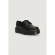 Schwarze Dr. Martens Damen-Schnürschuhe aus Leder, von der Rückseite mit glatter Lederoberfläche gezeigt.