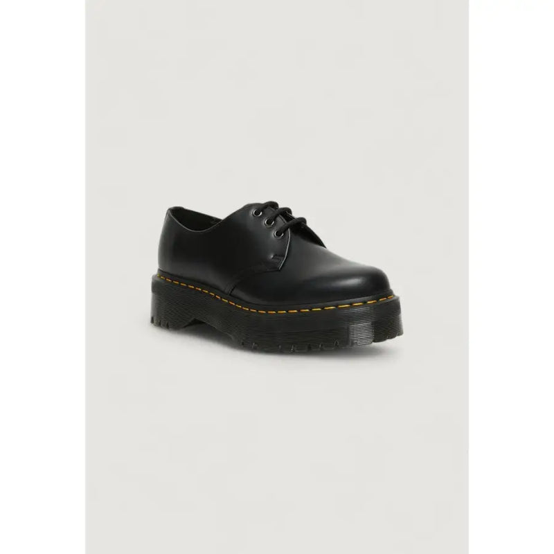 Schwarze Dr. Martens Damen-Schnürschuhe aus Leder, von der Rückseite mit glatter Lederoberfläche gezeigt.