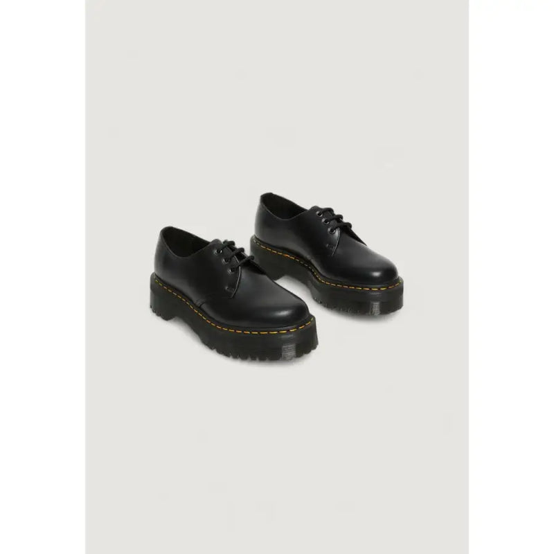 Schwarze Dr. Martens Damen-Schnürschuhe aus Leder, von der Rückseite mit charakteristischer Sohle und Naht gezeigt.