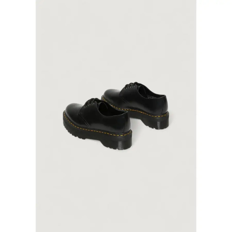 Schwarze Dr. Martens Damen-Schnürschuhe aus Leder, hier von hinten gezeigt, wobei die robuste Konstruktion hervorgehoben wird.
