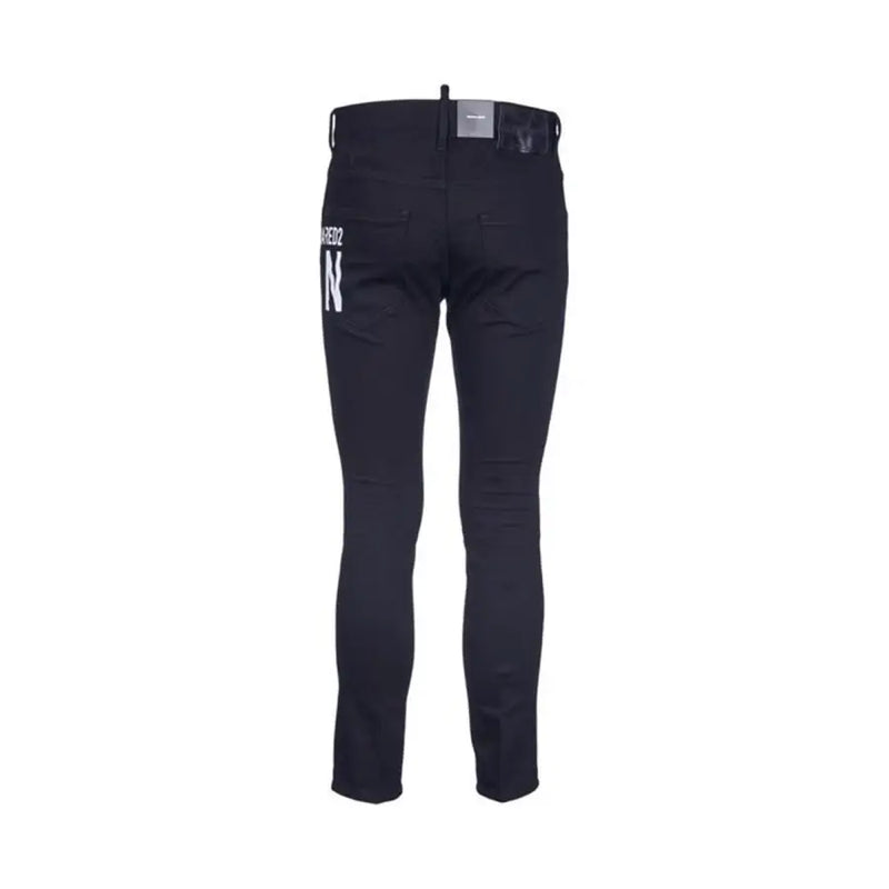 Rückseite der schwarzen Dsquared2 Slim-Fit-Jeans mit weißem Schriftzug auf der Tasche, Herbst/Winter B44373, Reißverschluss und Knopfverschluss