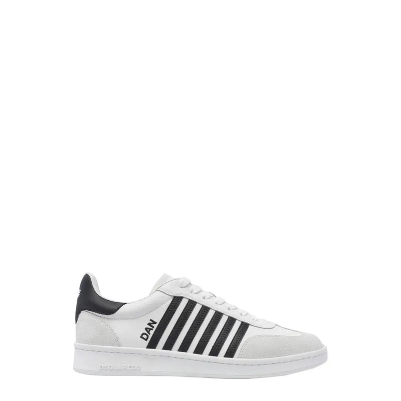 Weiße, sportliche Herren-Sneaker von dsquared2 aus Leder mit schwarzen Streifen und schwarzer Fersenlasche, von der Rückseite gesehen