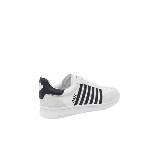Rückansicht von weißen, sportlichen Dsquared Herren-Sneakers aus Leder mit schwarzen Streifen und Ahornblatt-Logo an der Ferse