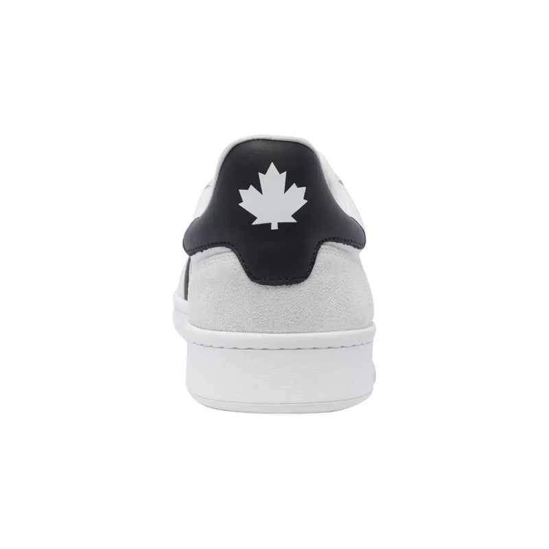 Weißes Wildleder Dsquared Herren-Sneaker aus Leder mit schwarzer Fersenlasche und weißem Ahornblatt-Logo, von der Rückseite gesehen