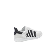 Rückansicht des weißen, sportlichen Dsquared Herren-Sneakers aus Leder zum Hineinschlüpfen mit schwarzen Streifen und Ahornblatt-Logo an der Ferse