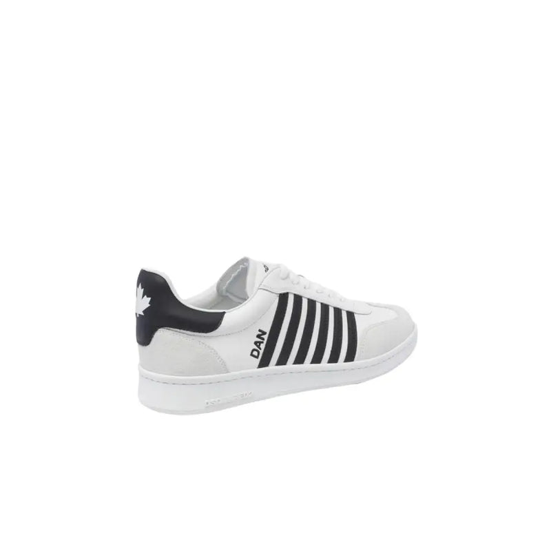 Rückansicht des weißen, sportlichen Dsquared Herren-Sneakers aus Leder zum Hineinschlüpfen mit schwarzen Streifen und Ahornblatt-Logo an der Ferse