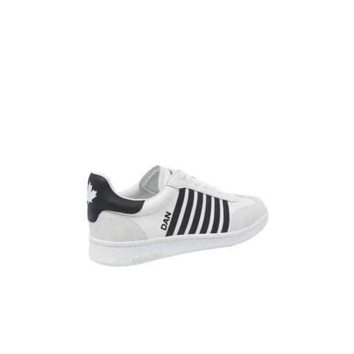 Rückansicht des weißen, sportlichen Dsquared Herren-Sneakers aus Leder zum Hineinschlüpfen mit schwarzen Streifen und Ahornblatt-Logo an der Ferse