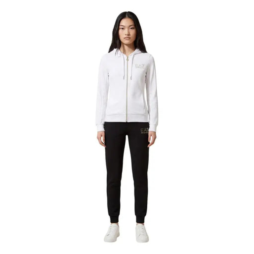 Schwarzer Kapuzenoverall mit Reißverschluss und Taschen von EA7, weißer Hoodie, schwarze Jogginghose, weiße Sneaker