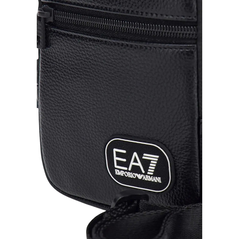 Emporio Armani EA7 Umhängetasche für Damen aus schwarzem, strukturiertem Leder mit weißem, gesticktem Logo-Patch, Vorderansicht