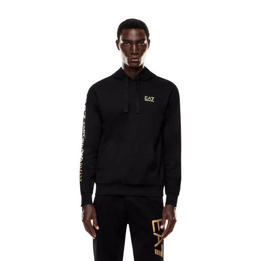 Ea7 Schwarzer Herren-Hoodie aus Baumwolle mit goldenem Logo und Schriftzug auf Brust, Ärmel und Hose.