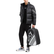 Schwarze und weiße EA7 Emporio Armani Tennistasche mit markanten Diagonalstreifen und Logo-Branding, dazu ein schwarzes EA7 Herren-Sweatshirt aus Baumwolle mit Rundhalsausschnitt.