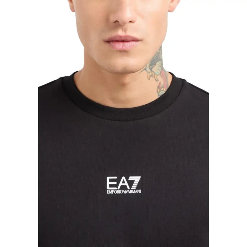Schwarzes Emporio Armani Herren-Sweatshirt mit Rundhalsausschnitt und weißem Logo auf der Brust (Modell 8npm34 pjvtz)