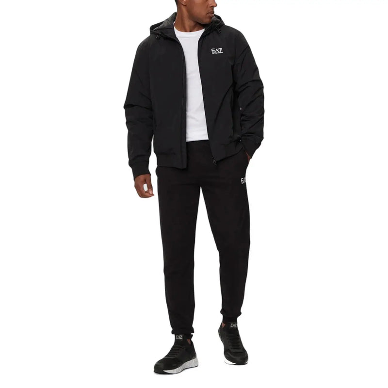 Ea7 Schwarze Herren-Steppjacke mit Kapuze und passendem Trainingsanzug mit dezentem weißen Logo auf Brust und Oberschenkel