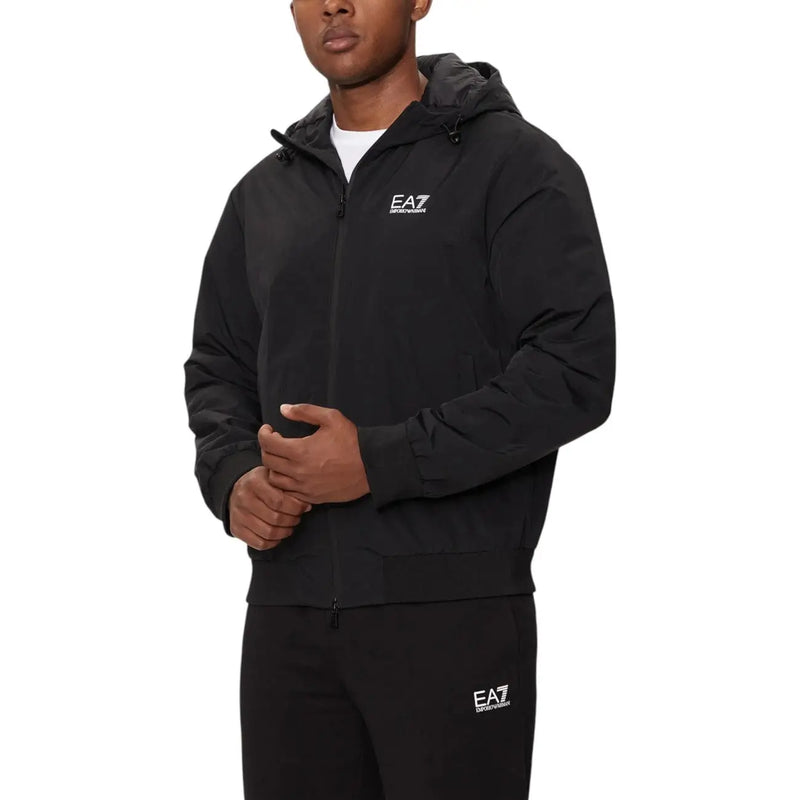 Ea7 Schwarzer Herren-Kapuzenpullover mit Reißverschluss und passender Hose mit dezentem weißen Emporio Armani-Logo auf der Brust