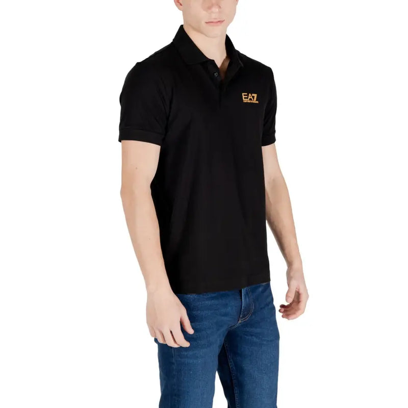 Ea7 Schwarzes Herren-Poloshirt mit kurzen Ärmeln und goldenem Logo auf der Brust für lässige und sportliche Anlässe.