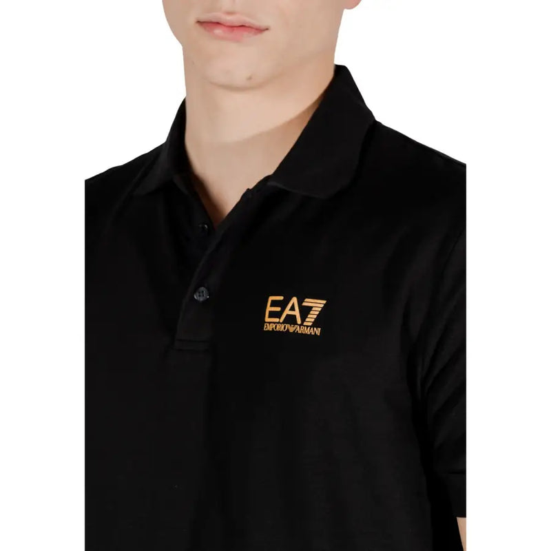 Ea7 Schwarzes Herren-Poloshirt aus Baumwolle mit goldgesticktem Emporio Armani-Logo auf der Brust.