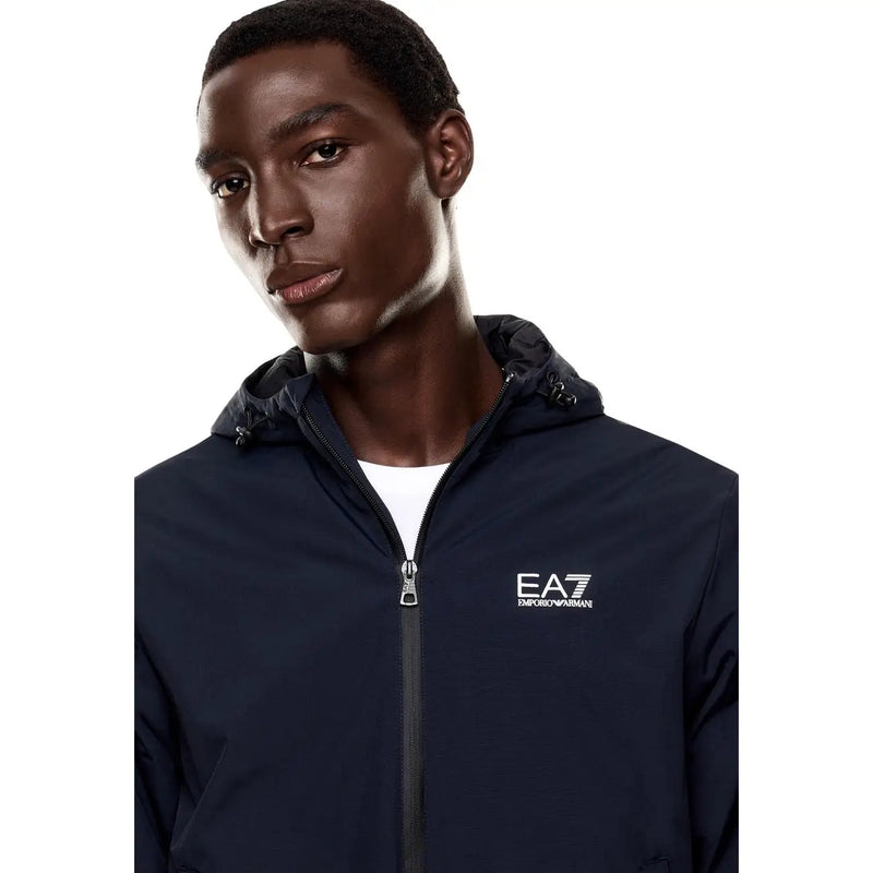 Marineblaue EA7 Herren-Kapuzenjacke aus Polyamid mit Reißverschluss und weißem Logo, geeignet für Herbst und Winter