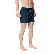 Marineblaue EA7 Herren-Badehose aus Polyester mit weißen Kordelzügen, speziell für den Einsatz als Badebekleidung entwickelt.