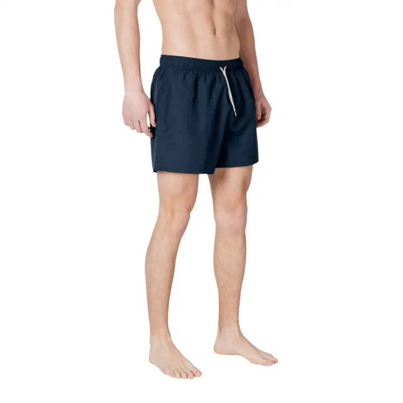 Marineblaue EA7 Herren-Badehose aus Polyester mit weißen Kordelzügen, speziell für den Einsatz als Badebekleidung entwickelt.