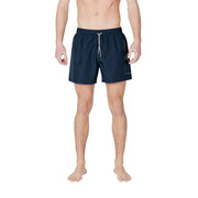 Marineblaue EA7 Herren-Badehose aus Polyester mit weißem Kordelzug und dezentem geometrischem Logo an der Seite