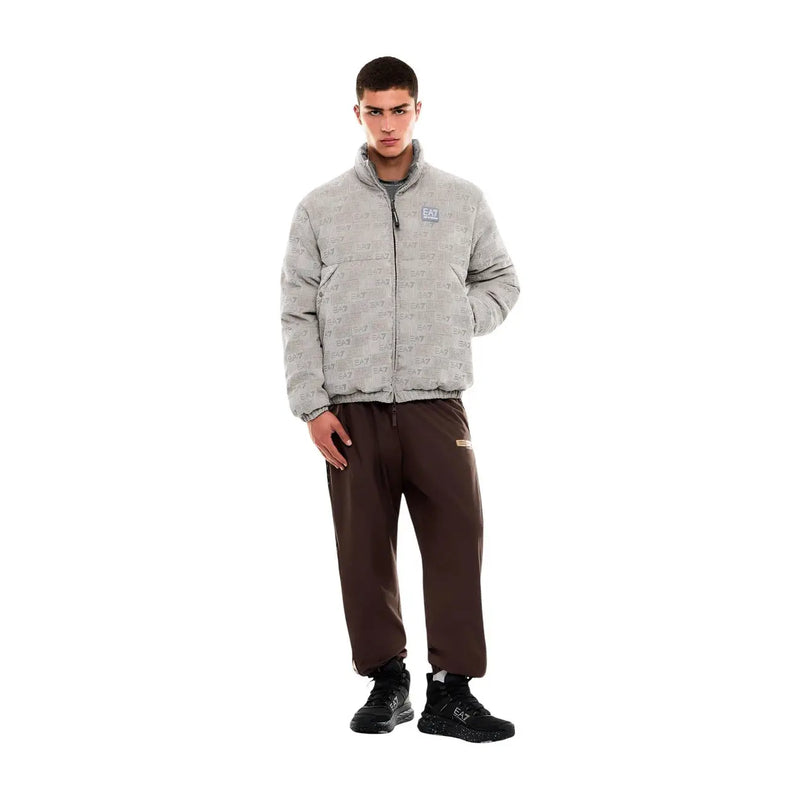 Grauer ea7 Herren-Rollkragenblazer mit Reißverschluss aus Polyestergemisch mit sich wiederholendem ea7-Logomuster und Steppjacken-Design