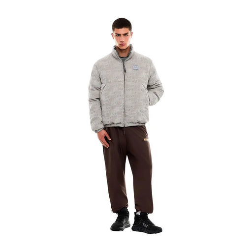 Grauer ea7 Herren-Rollkragenblazer mit Reißverschluss aus Polyestergemisch mit sich wiederholendem ea7-Logomuster und Steppjacken-Design