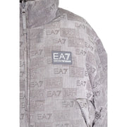 Ea7 Graue Herren-Steppjacke aus Polyester-Mischgewebe mit Reißverschluss-Rollkragen, wiederholtem ea7-Logo-Muster und Markenaufnäher auf der Brust.