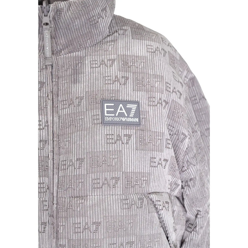 Ea7 Graue Herren-Steppjacke aus Polyester-Mischgewebe mit Reißverschluss-Rollkragen, wiederholtem ea7-Logo-Muster und Markenaufnäher auf der Brust.