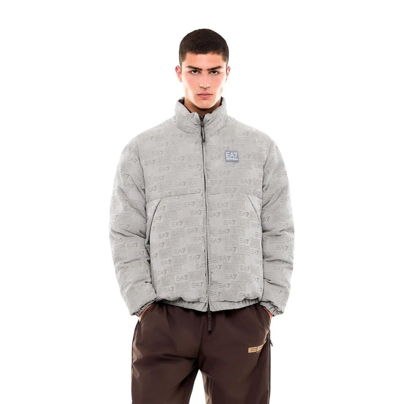 Ea7 Graue Herren-Steppjacke aus Polyester-Mischgewebe mit Reißverschluss am Rollkragen, wiederholtem EA7-Logo-Muster und Brustaufnäher