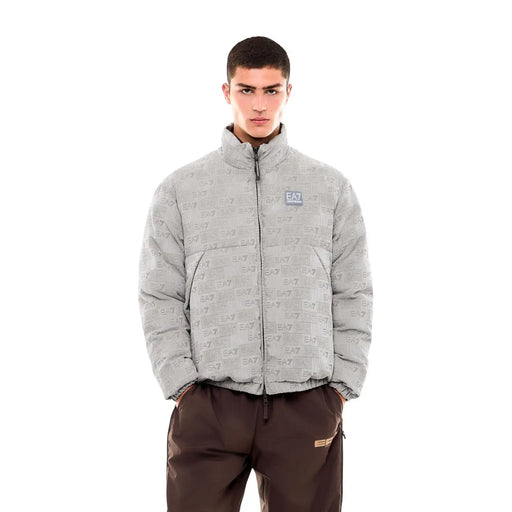 Ea7 Graue Herren-Steppjacke aus Polyester-Mischgewebe mit Reißverschluss am Rollkragen, wiederholtem EA7-Logo-Muster und Brustaufnäher