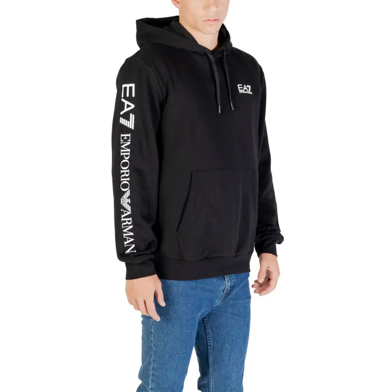 Ea7 Schwarzer Herren-Hoodie aus Baumwollmischgewebe mit weißem, vertikalem Logo-Aufdruck am linken Ärmel und kleinem Logo-Patch auf der Brust