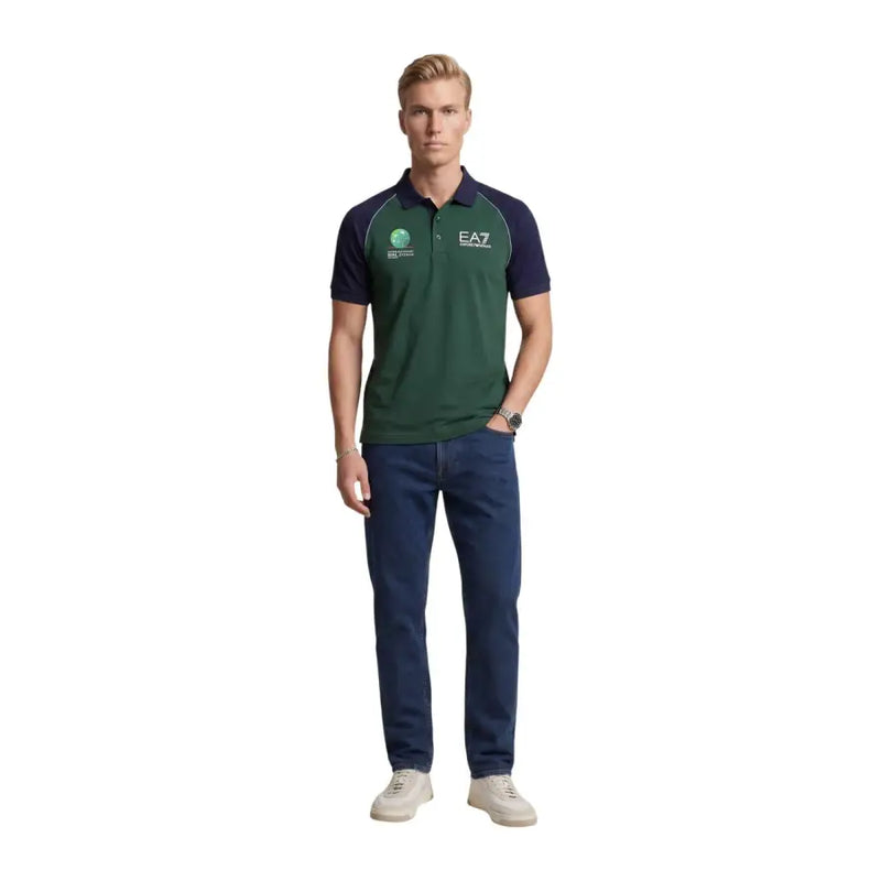 Ea7 Herren-Poloshirt, blau, kurzärmelig, schmal geschnitten, aus Polyamid, in Dunkelgrün und Marineblau mit kontrastierenden Schulterpartien.
