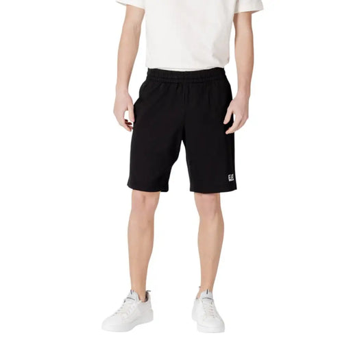 Ea7 Schwarze Herren-Sportshorts mit elastischem Bund und kleinem weißen Logo am rechten Bein für sportliche Aktivitäten