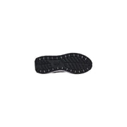 Schwarze Gummisohle mit profiliertem Laufflächenprofil und weißen Akzenten mit geprägtem EA7-Logo auf weißen EA7-Herren-Sneakers aus Polyurethan