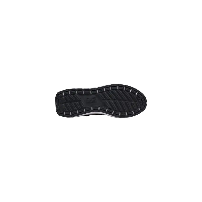Schwarze Gummisohle mit profiliertem Laufflächenprofil und weißen Akzenten mit geprägtem EA7-Logo auf weißen EA7-Herren-Sneakers aus Polyurethan