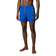 Hellblaue EA7 Herren-Badehose mit grauem Logo-Detail an der Seite, weißen Kordelzügen, Polyesterschnürsenkeln und Taschen