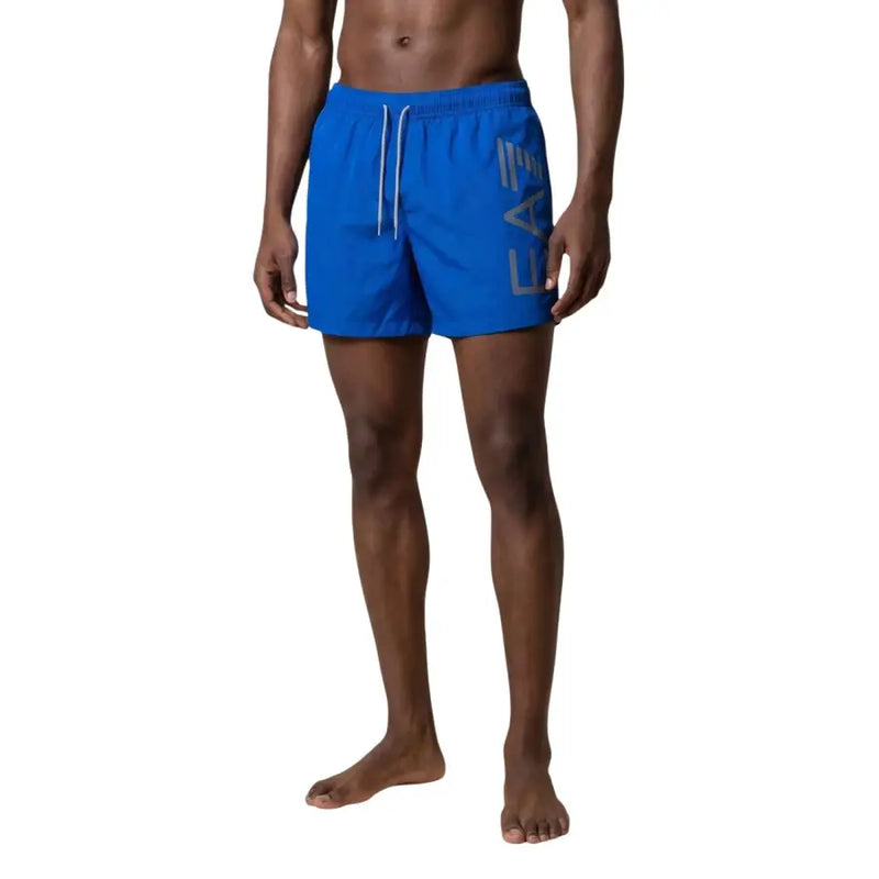 Hellblaue EA7 Herren-Badehose mit grauem Logo-Detail an der Seite, weißen Kordelzügen, Polyesterschnürsenkeln und Taschen