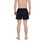 Schwarze Emporio Armani EA7 Herren-Badehose mit Polyesterschnürsenkeln, Taschen und dezentem Seitenlogo