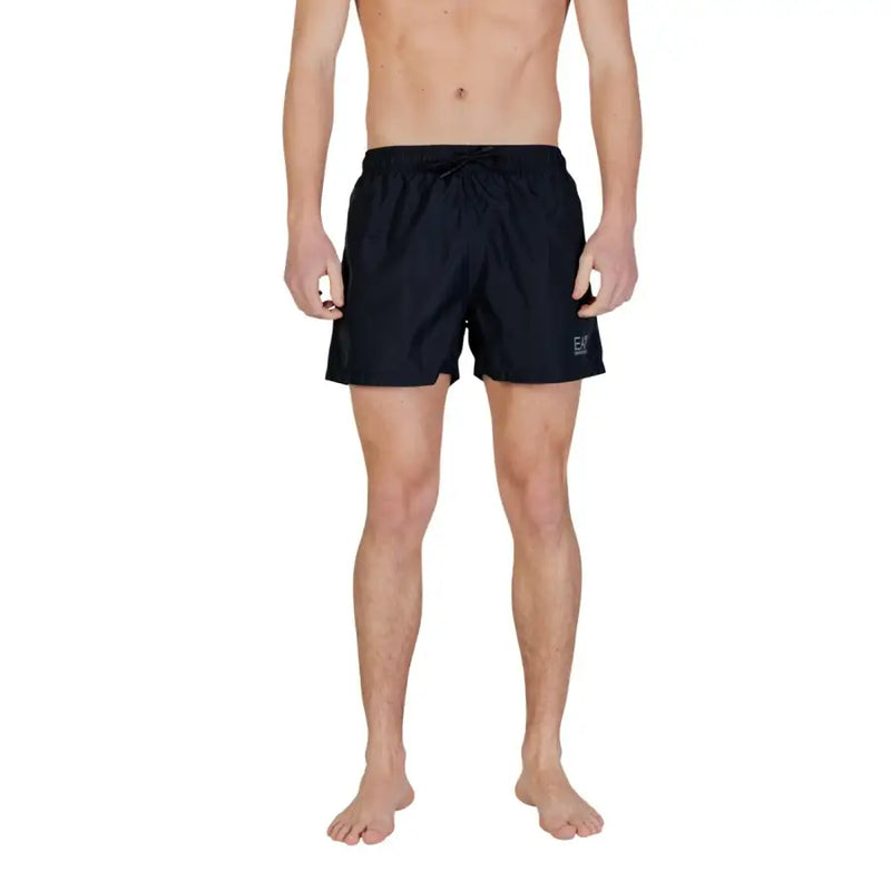 Schwarze EA7 Herren-Badeshorts aus Polyester mit Kordelzugbund, Taschen und dezentem Logo am linken Bein.