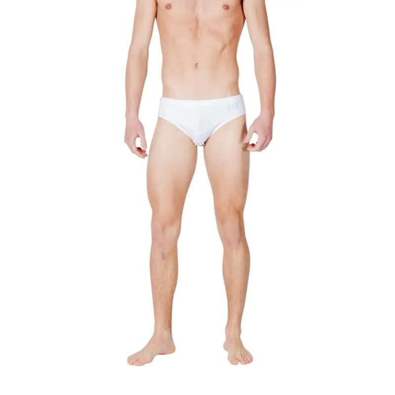 Weiße EA7 Herren-Badehose aus schlichtem Polyester mit dezentem Logo am Bund, von vorne gesehen.