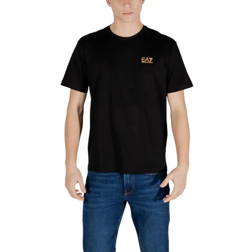 Schwarz Ea7 Emporio Armani Herren t-shirt mit kleinem goldenen Logo auf der linken Brust, geeignet für Freizeitkleidung