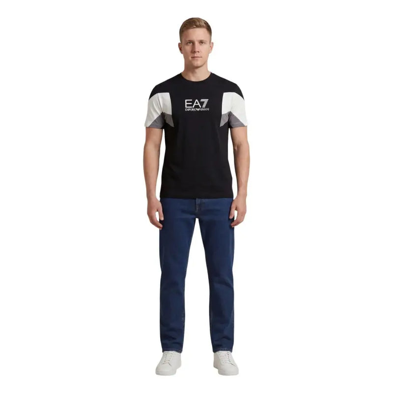 Ea7 Männer t-shirt in Schwarz mit weißen und grauen geometrischen Schulterpartien aus komfortablem Stoff