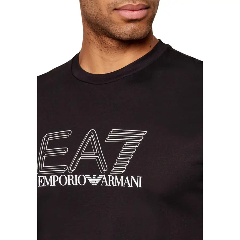 Schwarzer ea7 Emporio Armani Herrenanzug t-shirt mit einem markanten, weiß umrandeten Logo mit Streifenmuster auf der Vorderseite