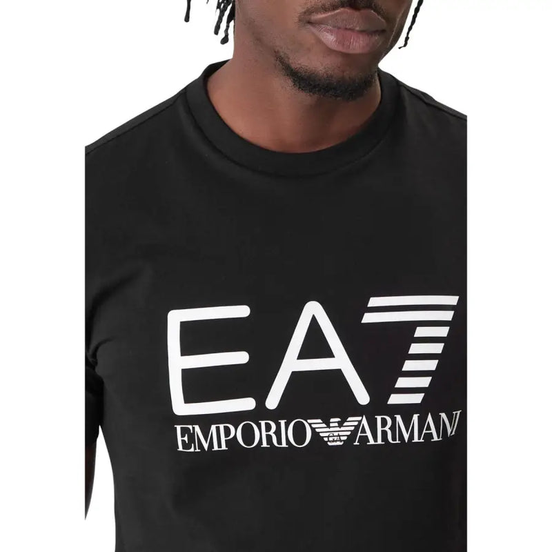 Schwarzer Emporio Armani EA7 Herren t-shirt mit einem markanten weißen Logo und dem ikonischen Adleremblem auf der Vorderseite