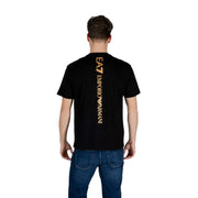 Schwarze EA7 Emporio Armani Herrenjacke t-shirt Die Rückseite zeigt ein goldenes, vertikales Logo auf Baumwollstoff.